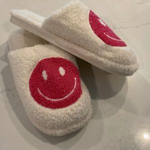 💕Pink Happy Face Slippers 💕